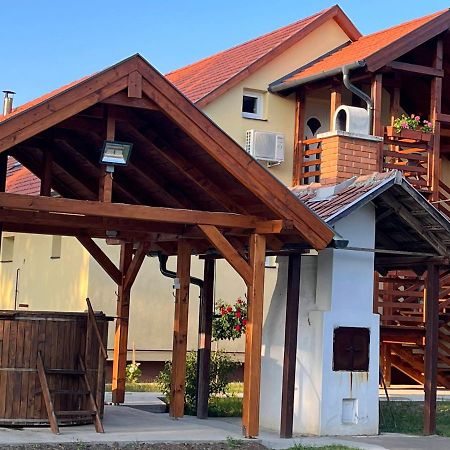 Venusz Ueduelocentrum Tiszacsege Exteriör bild