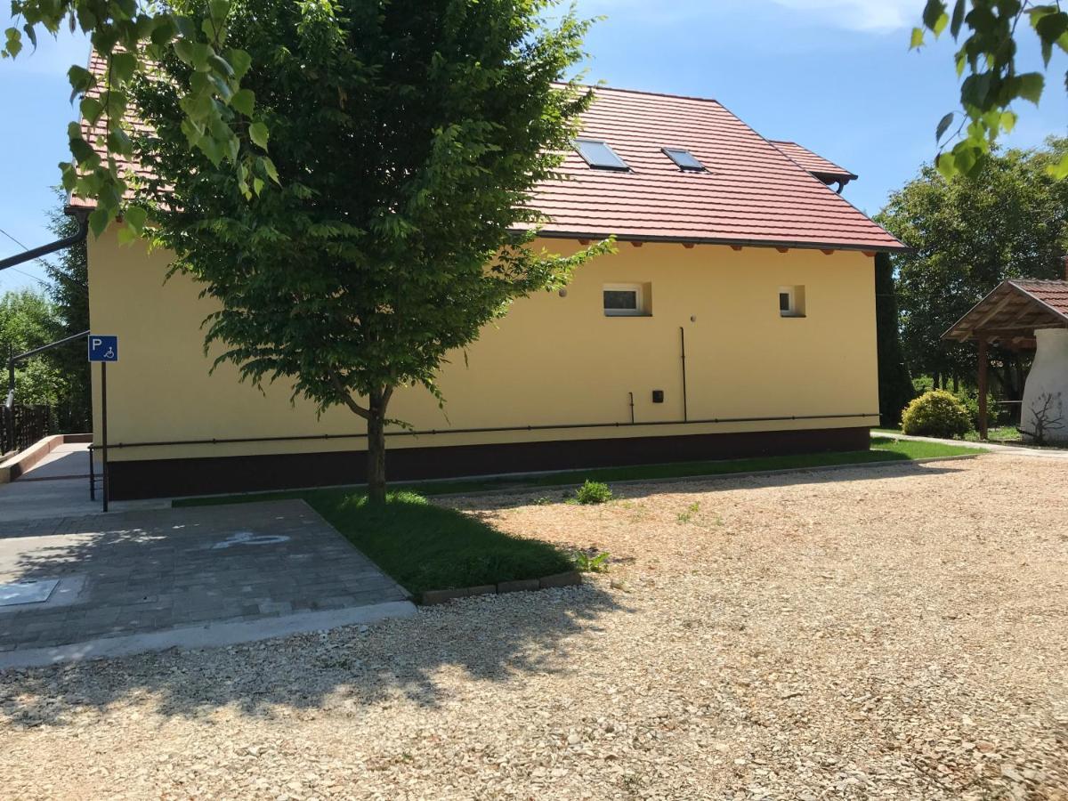 Venusz Ueduelocentrum Tiszacsege Exteriör bild