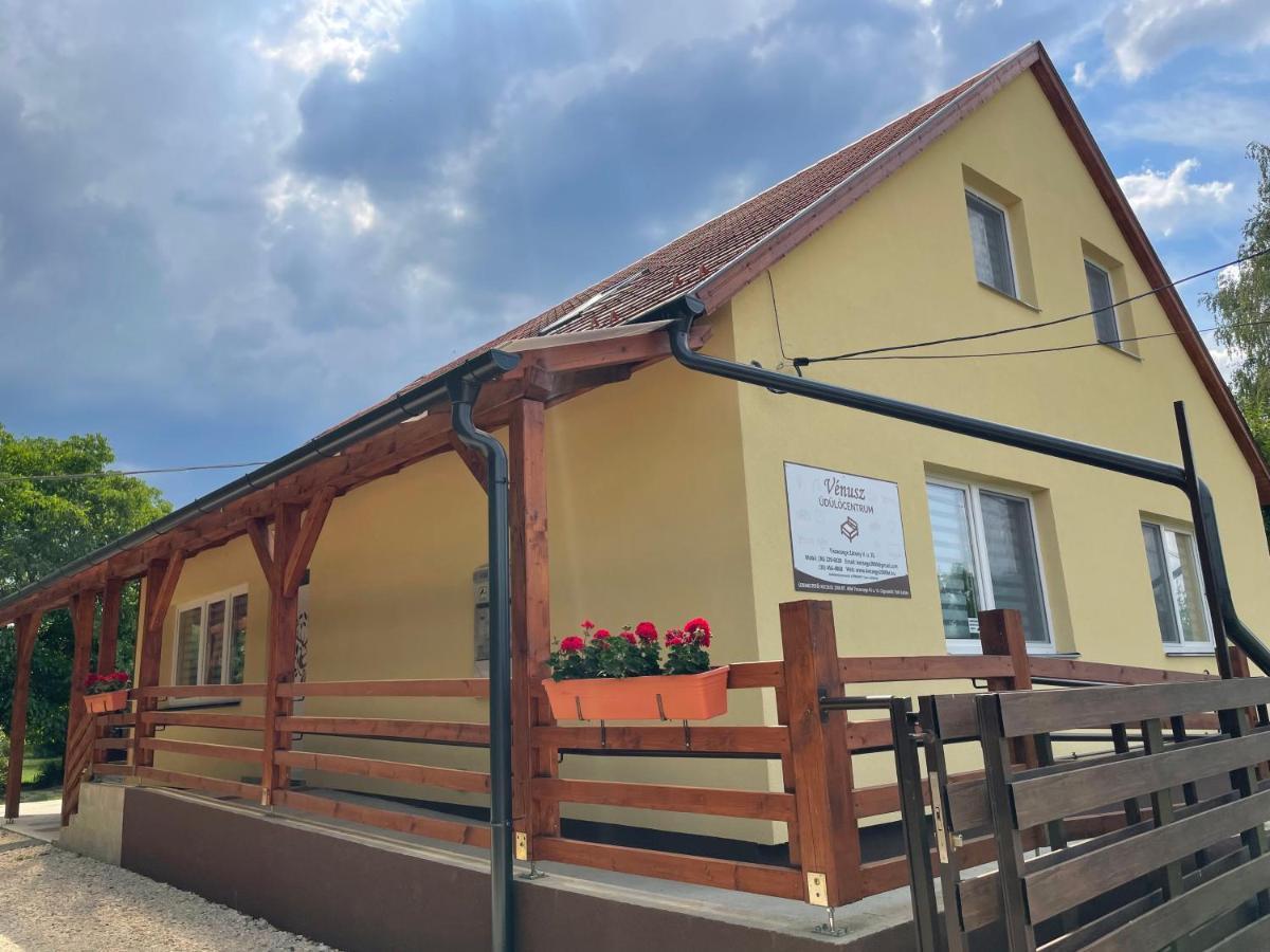 Venusz Ueduelocentrum Tiszacsege Exteriör bild