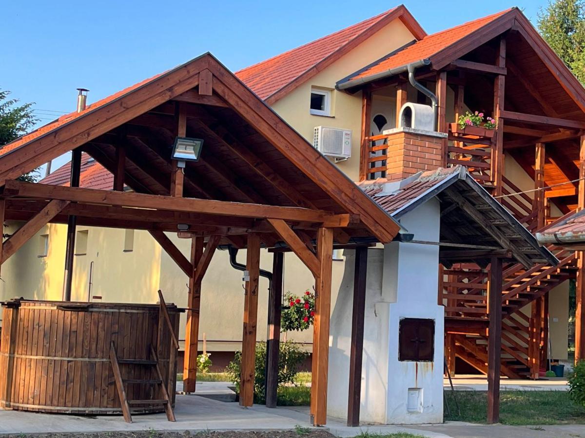 Venusz Ueduelocentrum Tiszacsege Exteriör bild